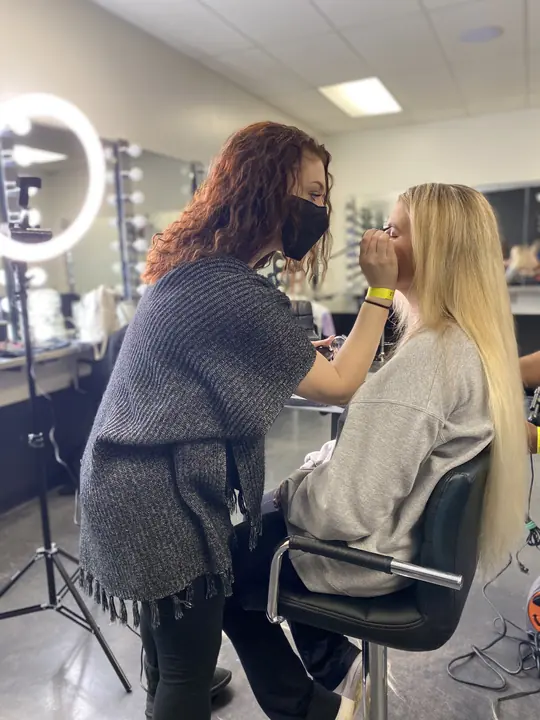 Building the eye look under the ring light